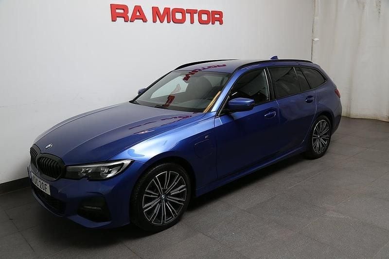 Blå Begagnad 2020 BMW 330e M Sport Kombi | 269 900 kr (Marknadspris) - Bild 1/3