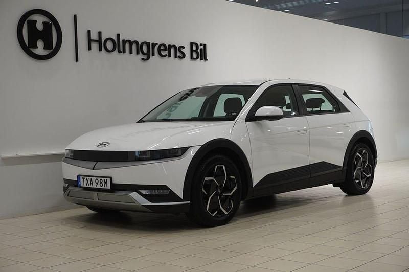 Atlas white Begagnad 2023 Hyundai Ioniq 5 Essential SUV | 429 800 kr (Marknadspris) - Bild 1/4