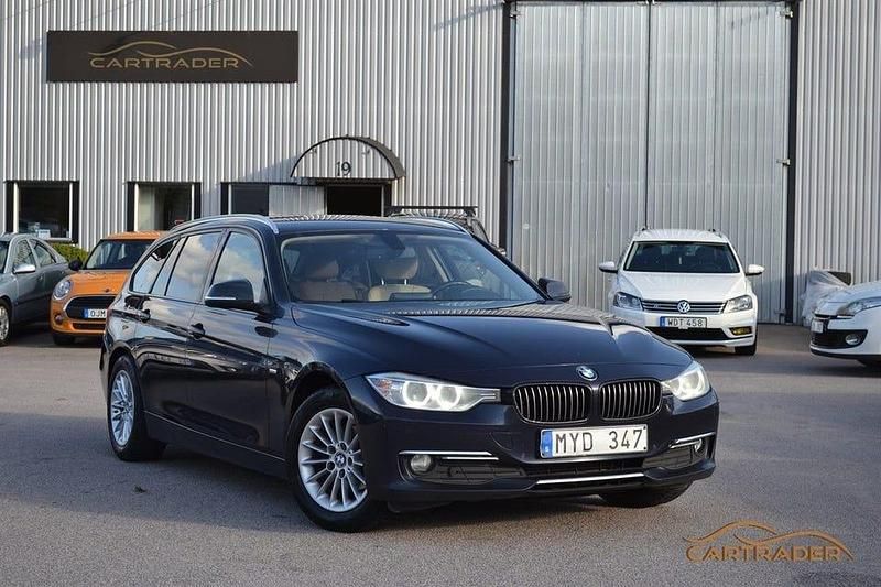 Blå Begagnad 2013 BMW 320 Luxury Line Kombi | 104 900 kr (Marknadspris) - Bild 1/4