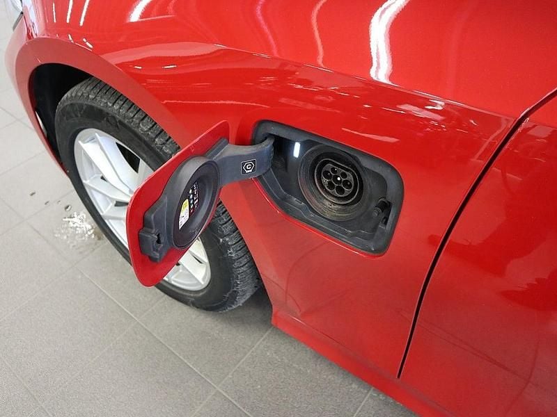 Begagnad BMW 330e Sport Line 184 HK (135 kW) 2022 Röd Kombi