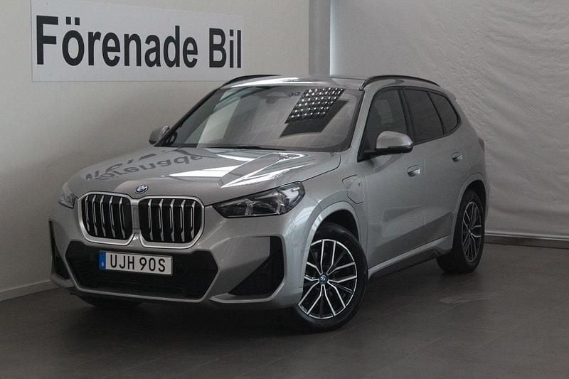 Grå Begagnad 2025 BMW X1 M Sport SUV | 549 000 kr (Marknadspris) - Bild 1/4