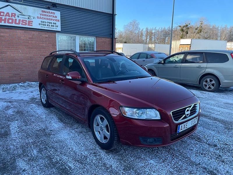 Begagnad Volvo V50 Momentum 116 HK (85 kW) 2011 Röd Kombi
