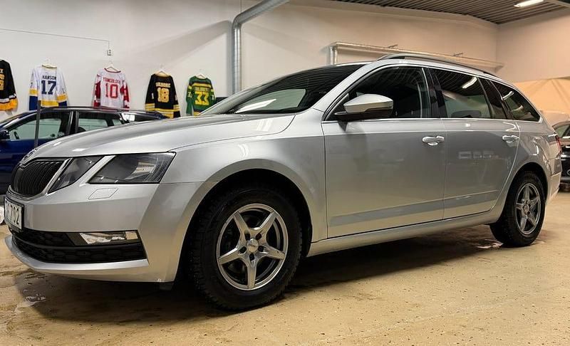 Begagnad Skoda Octavia Ambition 116 HK (85 kW) 2018 Silver Kombi