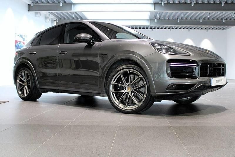 Grå Begagnad 2021 Porsche Cayenne Turbo S SUV | 925 000 kr - Bild 1/4