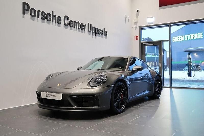 Grå Begagnad 2023 Porsche 911 Carrera 4 GTS Sportkupé | 1 795 000 kr (Marknadspris) - Bild 1/4