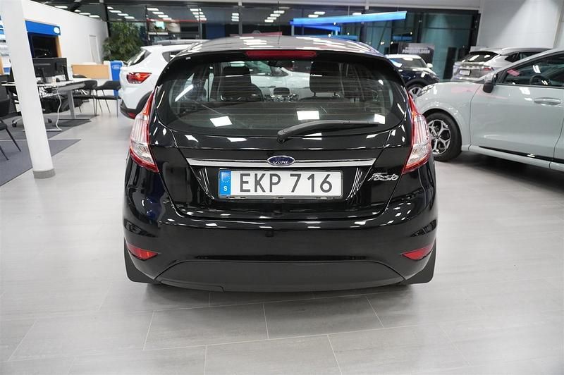 Begagnad Ford Fiesta 80 HK (58 kW) 2016 Svart Halvkombi