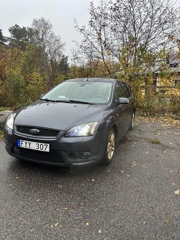 Grå Begagnad 2008 Ford Focus Kombi | 30 000 kr (Marknadspris) - Bild 1/4