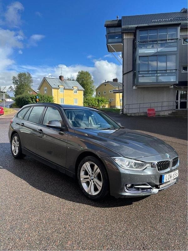 Grå Begagnad 2015 BMW 320 Sport Line Kombi | 135 000 kr (Bra pris) - Bild 1/4