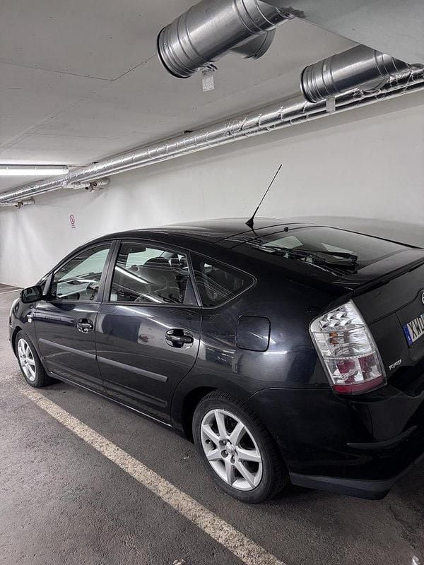 Svart Begagnad 2006 Toyota Prius Halvkombi | 65 000 kr (Bra pris) - Bild 1/4