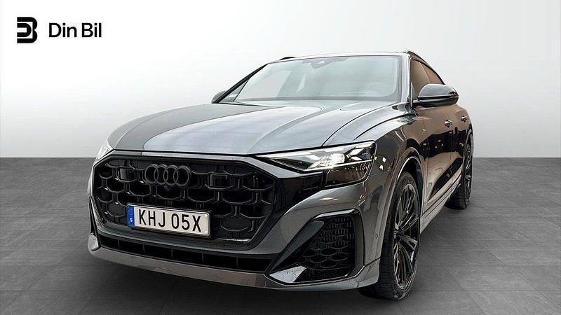 Grå Begagnad 2025 Audi Q8 S-Line SUV | 1 099 000 kr - Bild 1/4
