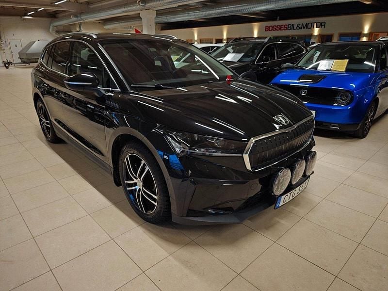 Svart Begagnad 2022 Skoda Enyaq iV SUV | 398 900 kr (Marknadspris) - Bild 1/4