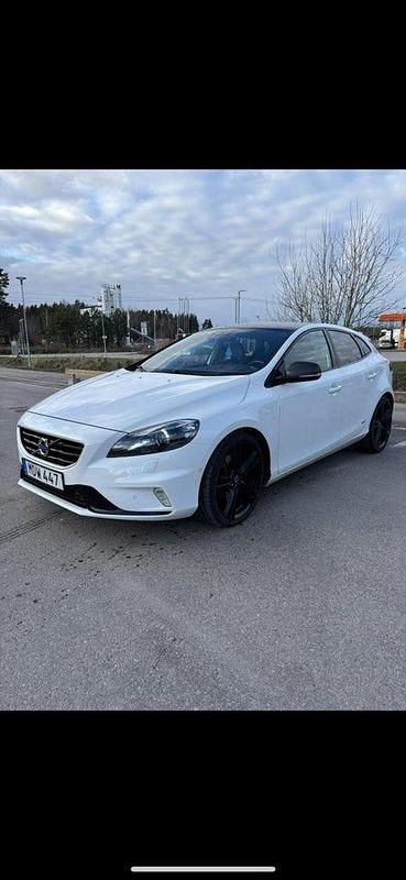 Begagnad 2016 Volvo V40 R-Design Halvkombi | 185 000 kr (Marknadspris) - Bild 1/4
