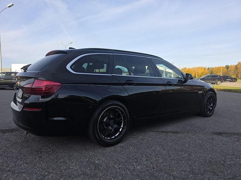 Svart Begagnad 2016 BMW 520 Kombi | 127 900 kr (Marknadspris) - Bild 1/4