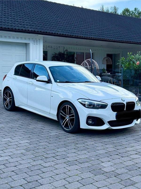 Vit Begagnad 2019 BMW 118 M Sport Halvkombi | 210 000 kr (Marknadspris) - Bild 1/4