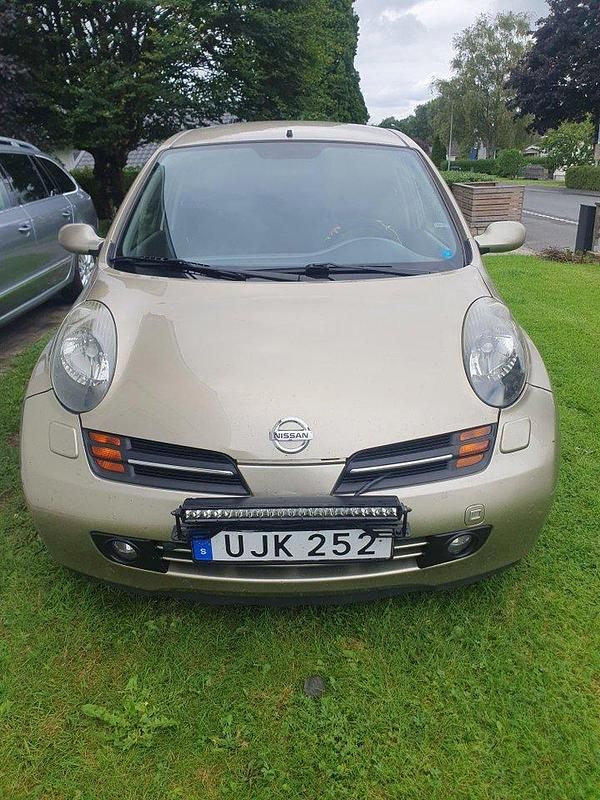 Gul Begagnad 2003 Nissan Micra Halvkombi | 30 000 kr (Lite dyr) - Bild 1/4
