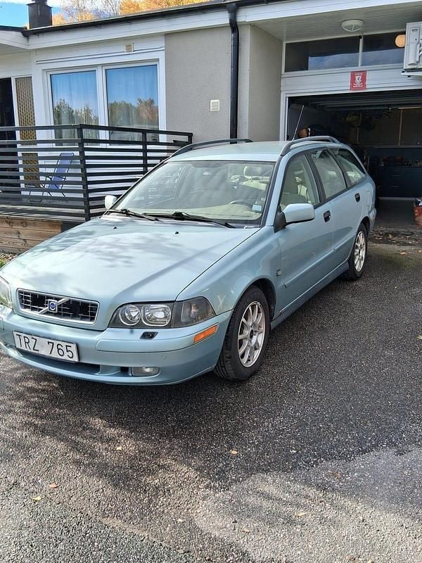 Ljusgrön metallic Begagnad 2003 Volvo V40 Kombi | 12 500 kr (Marknadspris) - Bild 1/3