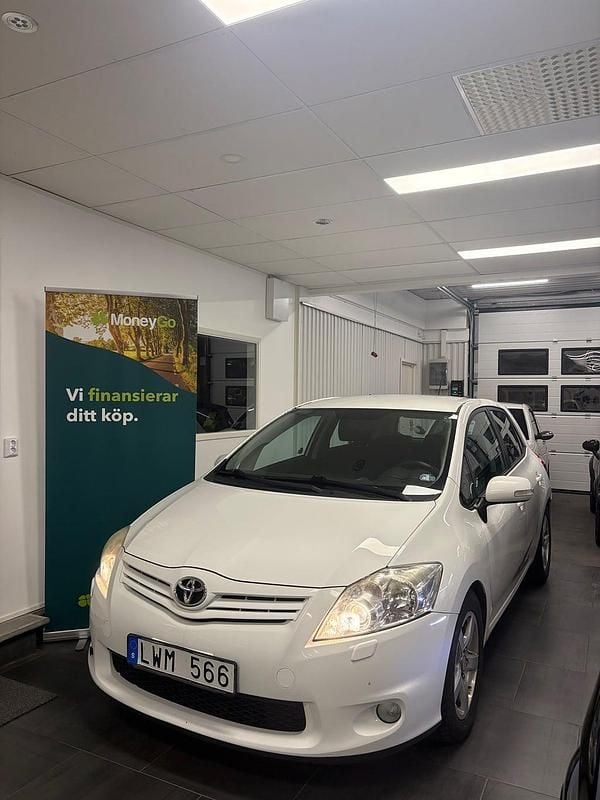 Vit Begagnad 2011 Toyota Auris Plus Halvkombi | 39 900 kr (Marknadspris) - Bild 1/3
