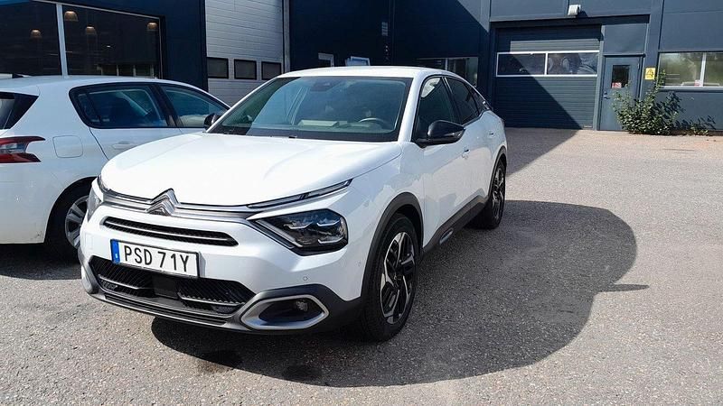 Vit Begagnad 2024 Citroën C4 Shine Halvkombi | 229 900 kr (Marknadspris) - Bild 1/3