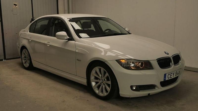 Vit Begagnad 2009 BMW 325 Comfort Edition Sedan | 89 900 kr (Marknadspris) - Bild 1/4