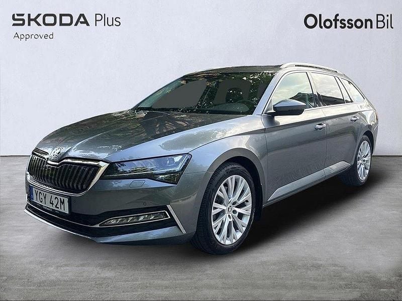 Grå Begagnad 2023 Skoda Superb Kombi | 379 000 kr (Marknadspris) - Bild 1/4