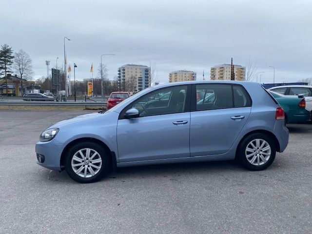 Ljusblå (blå) Begagnad 2010 VW Golf Halvkombi | 55 000 kr (Marknadspris) - Bild 1/4