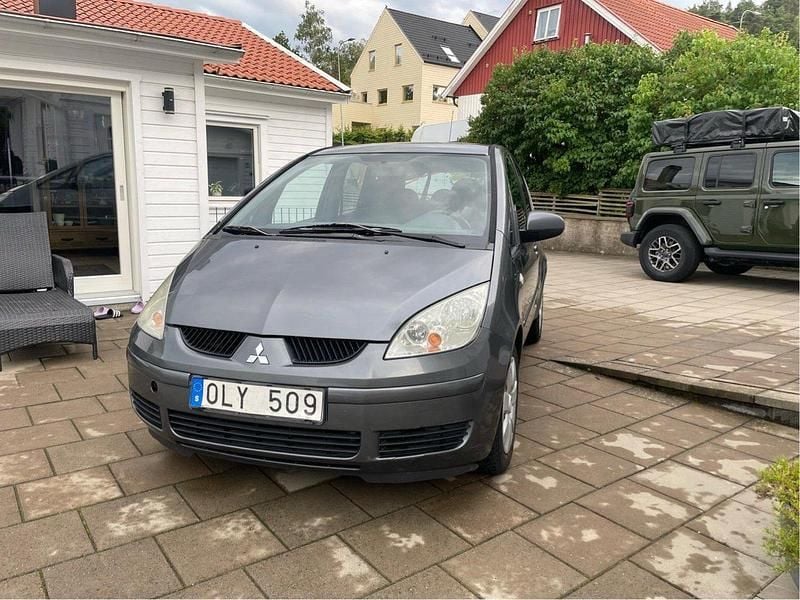 Grå Begagnad 2007 Mitsubishi Colt Halvkombi | 15 000 kr (Marknadspris) - Bild 1/4