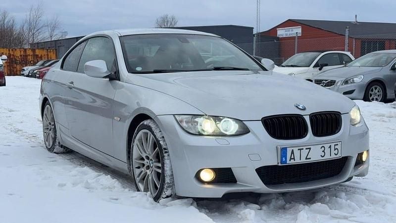 Begagnad BMW 325 Comfort Edition 218 HK (160 kW) 2010 Ljusgrå Sportkupé