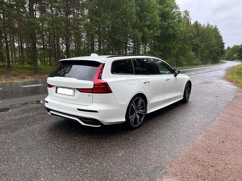 Begagnad Volvo V60 R-Design 250 HK (183 kW) 2020 Kombi