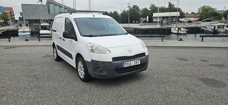 Vit Begagnad 2012 Peugeot Partner Minibuss | 44 900 kr (Bra pris) - Bild 1/4
