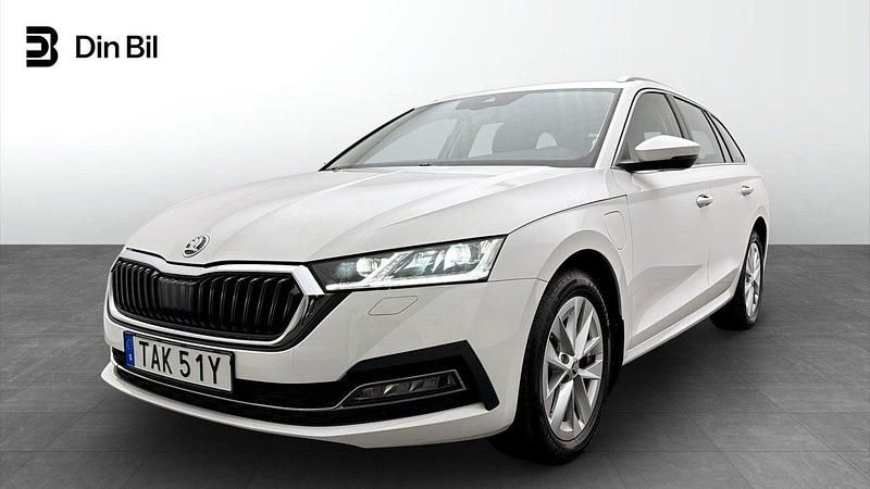 Vit Begagnad 2023 Skoda Octavia Style Kombi | 319 900 kr (Marknadspris) - Bild 1/4