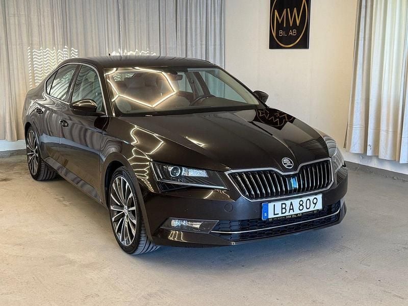 Mörkbrun (brun) Begagnad 2017 Skoda Superb Style Halvkombi | 149 900 kr (Bra pris) - Bild 1/4