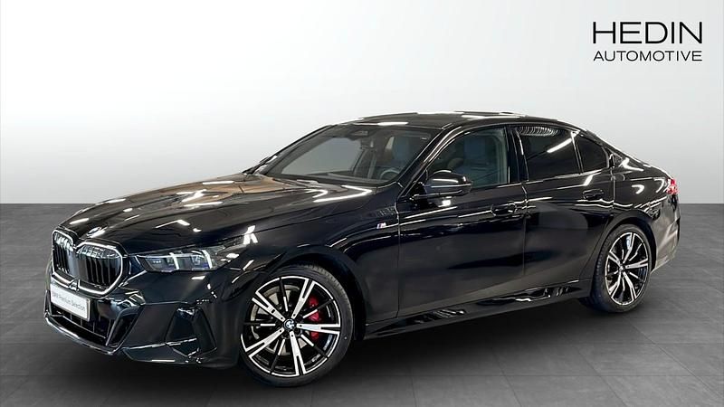 Svart (black) Begagnad 2025 BMW 520 M Sport Sedan | 608 700 kr (Dyr) - Bild 1/4