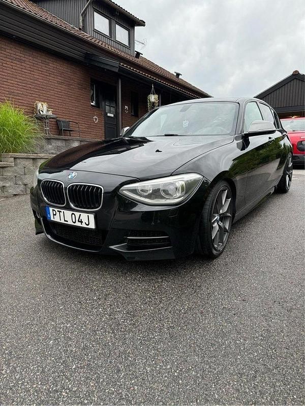 Svart Begagnad 2013 BMW M135 Halvkombi | 169 000 kr (Bra pris) - Bild 1/4