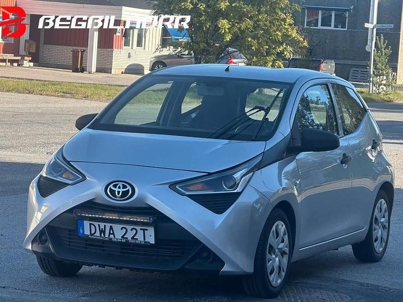 Silver Begagnad 2019 Toyota Aygo Halvkombi | 69 500 kr (Bra pris) - Bild 1/3
