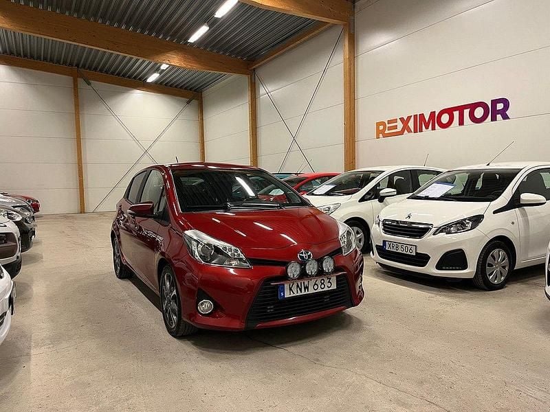 Röd Begagnad 2014 Toyota Yaris Hybrid Edition Halvkombi | 119 900 kr (Marknadspris) - Bild 1/4