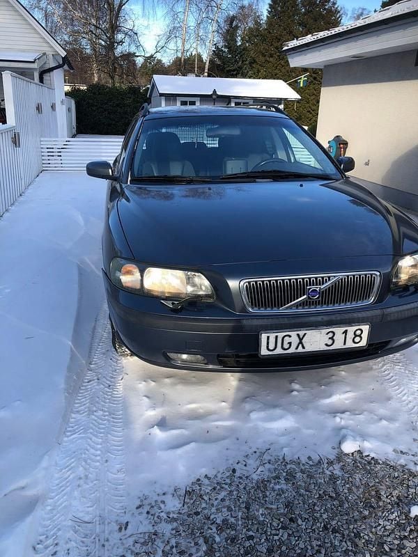 Gråmetall Begagnad 2004 Volvo V70 Kombi | 24 500 kr (Marknadspris) - Bild 1/4