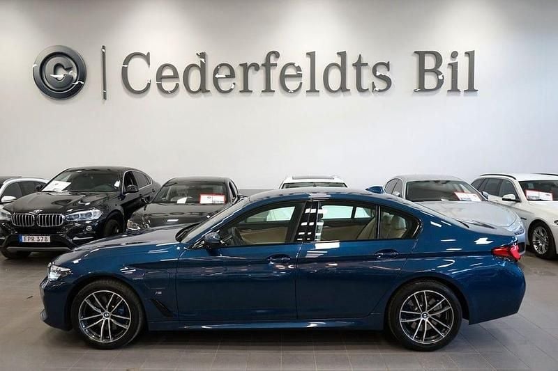 Blå Begagnad 2021 BMW 530 M Sport Sedan | 368 900 kr - Bild 1/3