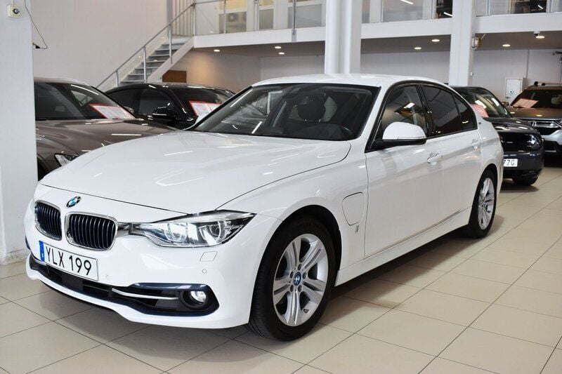 Vit Begagnad 2017 BMW 330e Sport Line Sedan | 269 000 kr (Lite dyr) - Bild 1/4