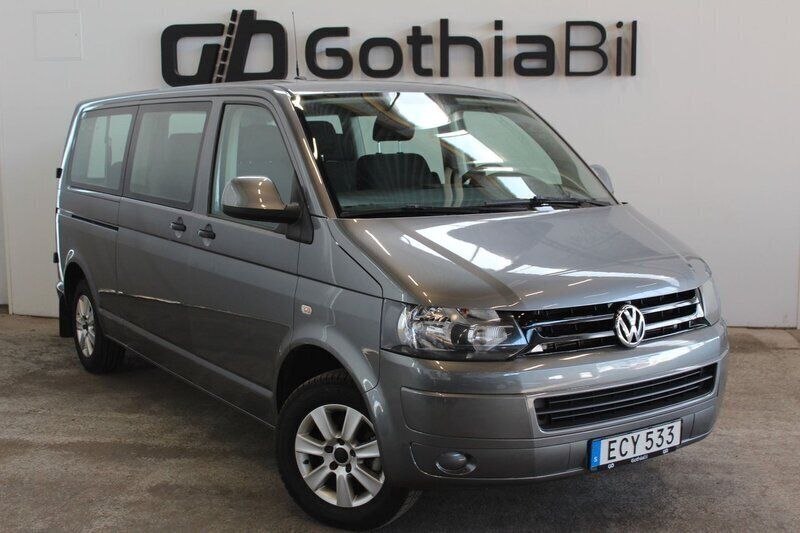 Grå Begagnad 2014 VW Caravelle Trendline Minibuss | 124 900 kr (Marknadspris) - Bild 1/4