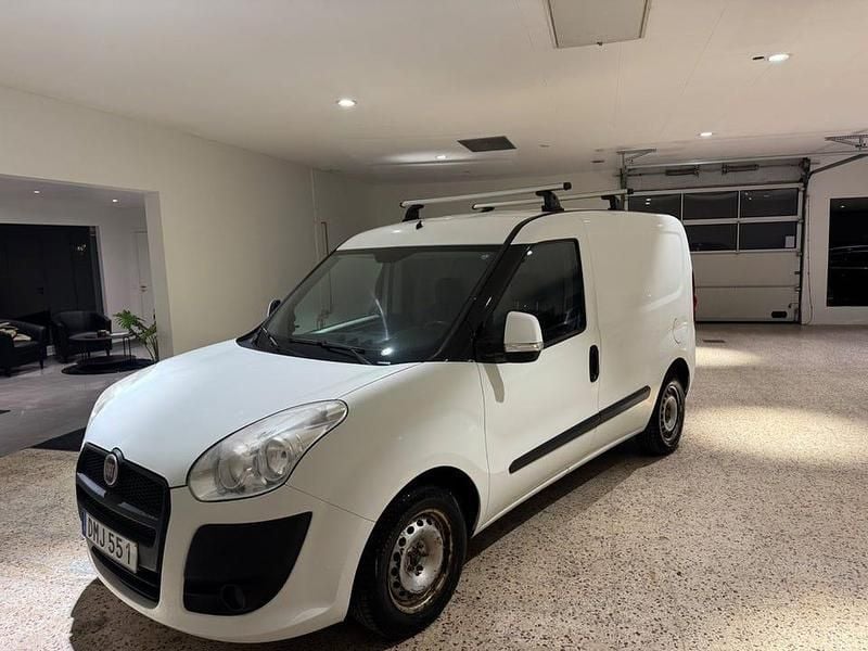 Vit Begagnad 2015 Fiat Doblò Minibuss | 42 900 kr (Superpris) - Bild 1/4
