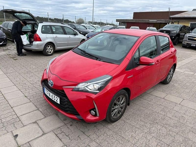 Röd Begagnad 2018 Toyota Yaris Hybrid Active Halvkombi | 139 900 kr (Marknadspris) - Bild 1/4