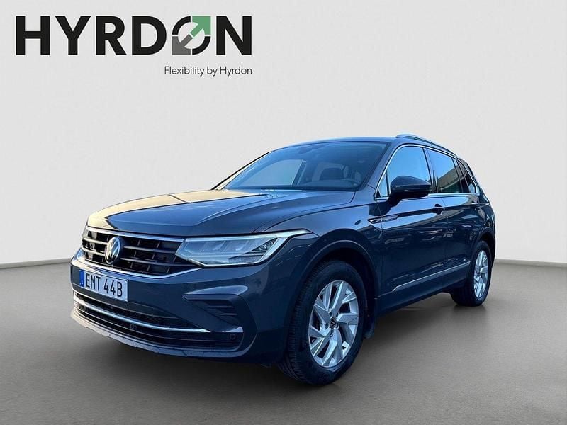 Mörkgrå Begagnad 2023 VW Tiguan SUV | 319 900 kr (Marknadspris) - Bild 1/4