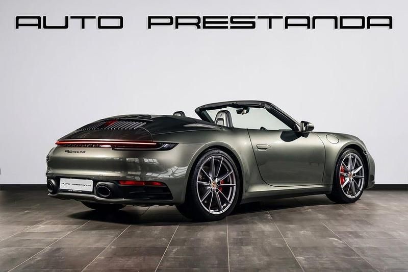Begagnad Porsche 911 Carrera 4S 450 HK (330 kW) 2020 Aventurine green metallic