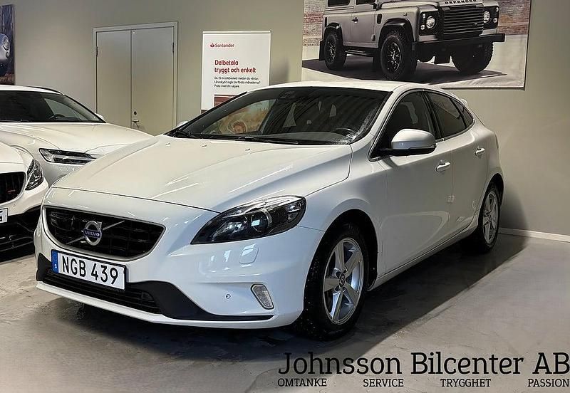 Begagnad Volvo V40 R-Design 150 HK (110 kW) 2016 Vit Halvkombi
