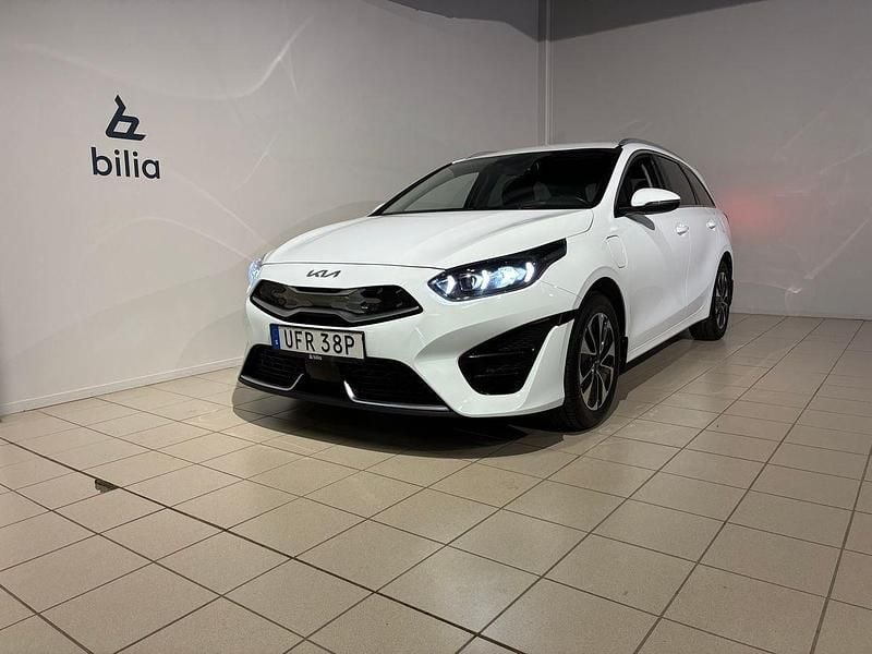 Vit Begagnad 2022 Kia Ceed Sportswagon Kombi | 218 900 kr (Bra pris) - Bild 1/3