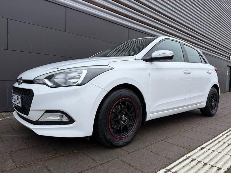 Vit Begagnad 2016 Hyundai i20 Comfort Halvkombi | 89 900 kr (Marknadspris) - Bild 1/4