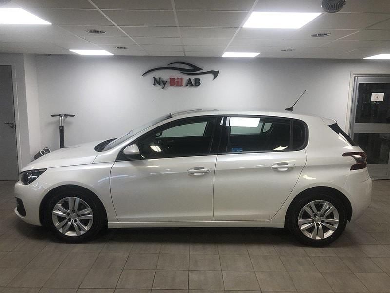 Vit Begagnad 2018 Peugeot 308 Active Halvkombi | 99 800 kr (Bra pris) - Bild 1/4