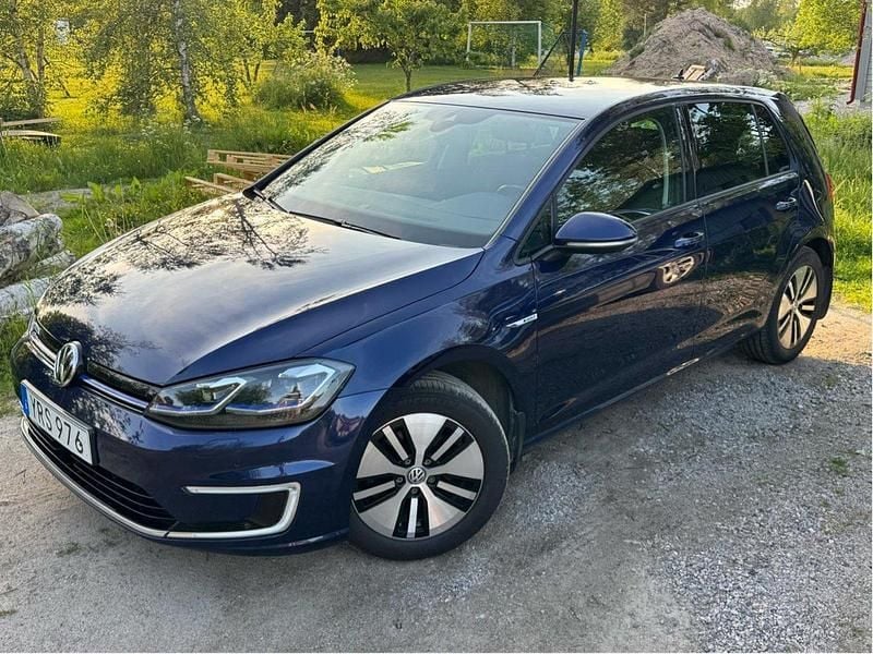 Blå Begagnad 2019 VW e-Golf Halvkombi | 157 000 kr (Marknadspris) - Bild 1/4