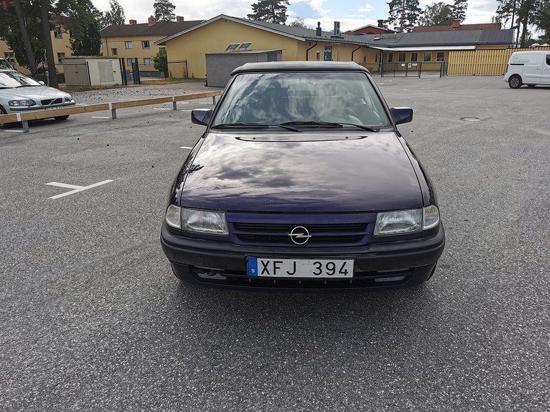 Begagnad Opel Astra Cabriolet 116 HK (85 kW) 1994 Mörkblå (blå) Cab