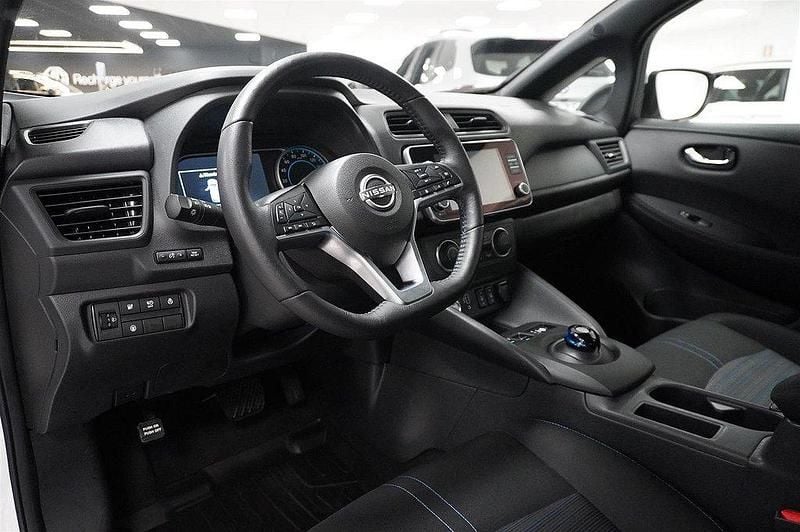 Begagnad Nissan Leaf N-Connecta 110 kW (150 HK) 2023 Vit Halvkombi